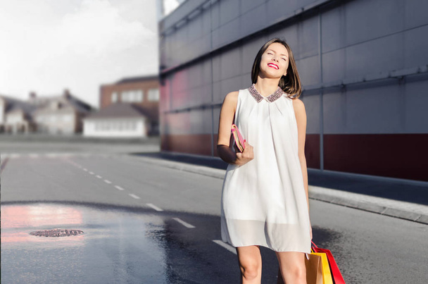 Brunette girl with shopping bags - Foto, immagini