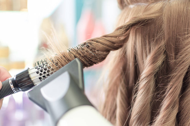 Скручивание волос с сушилкой
 - Фото, изображение