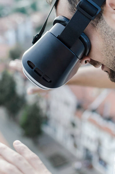 glücklicher freier Mann mit Virtual-Reality-Headset - Foto, Bild