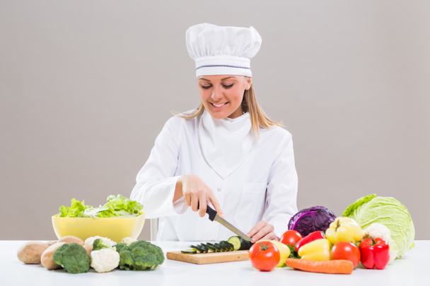 Female chef making  meal - Foto, afbeelding