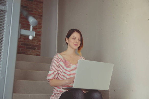 mujer joven usando el ordenador portátil  - Foto, imagen