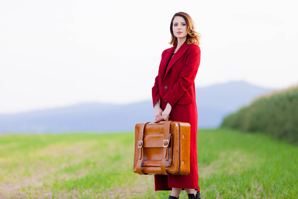 mladá žena v červeném kabátě - Fotografie, Obrázek
