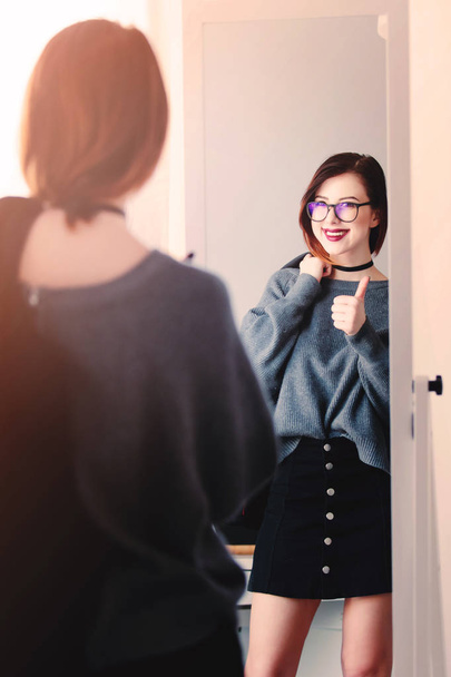 γυναίκα να στέκεται μπροστά από τον καθρέφτη - Φωτογραφία, εικόνα