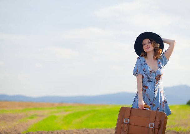 όμορφη γυναίκα με βαλίτσα - Φωτογραφία, εικόνα