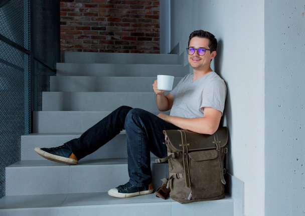 Homme avec tasse de café dans les escaliers
 - Photo, image