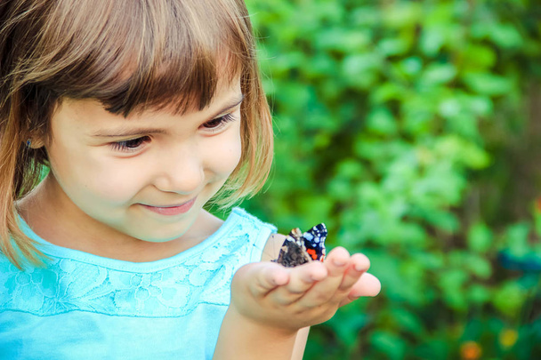 Gyermek egy pillangó. Szelektív összpontosít. - Fotó, kép
