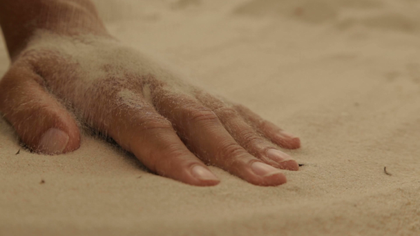 Trockener Meeressand auf einer Frauenhand - Filmmaterial, Video