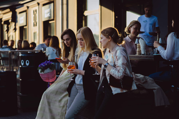 People drinking cocktails - Fotoğraf, Görsel