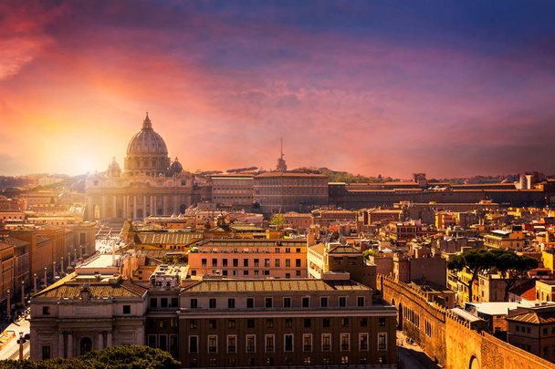Cité du Vatican. Basilique Saint-Pierre. Vue panoramique sur Rome et St.
 - Photo, image