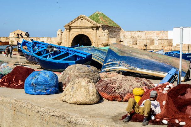 エッサウィラの港で眠っている漁師 - 写真・画像