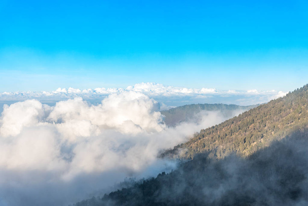 Vista de la montaña sobre la nube y el cielo azul. Montaña Rinjani, isla Lombok, Indonesia
. - Foto, imagen