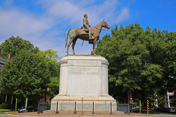 Памятник Стоунволлу Джексону, Ричмонд, Вирджиния
 - Фото, изображение