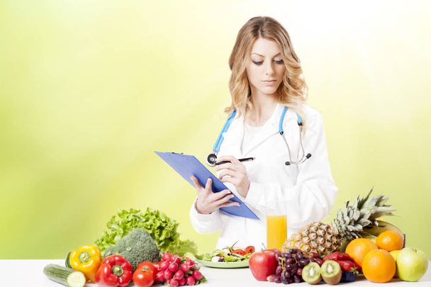 Ritratto di felice donna dietista con verdure fresche
 - Foto, immagini