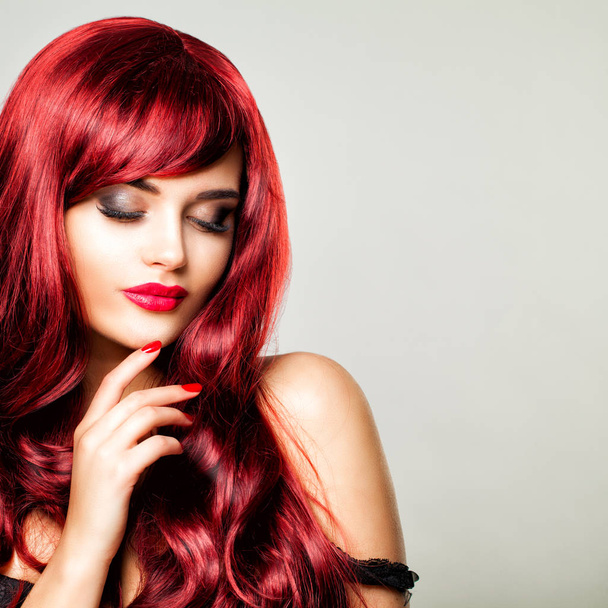 Femme rousse glamour avec coiffure et maquillage parfaits
 - Photo, image