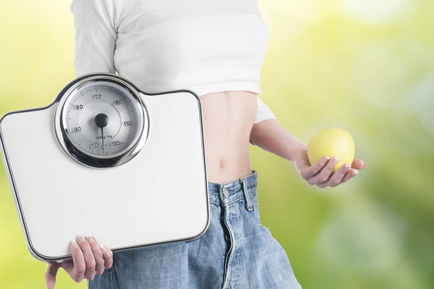 Elma ve Terazi olan kadın. Sağlıklı diyet ve kilo kaybı - Fotoğraf, Görsel