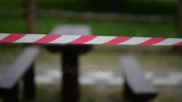 Gestreept rood-witte tape waarschuwt voor gevaarlijk gebied met beperkte toegang. - Video
