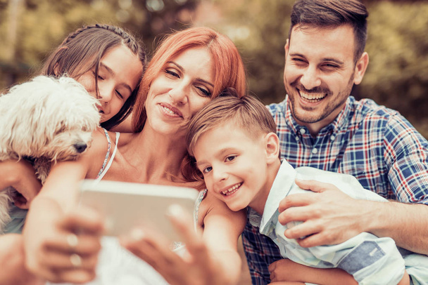 Família tomando selfie com telefone inteligente
  - Foto, Imagem