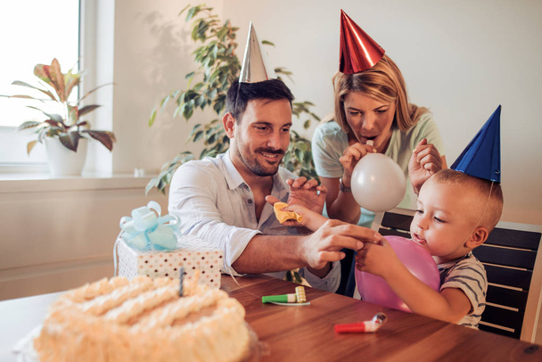 Famiglia felice che festeggia il compleanno di figlio
 - Foto, immagini