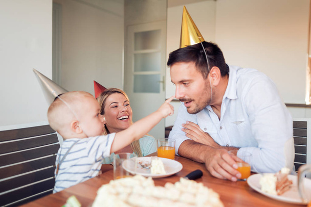 Ευτυχισμένη οικογένεια γιορτάζει τα γενέθλια του γιου - Φωτογραφία, εικόνα