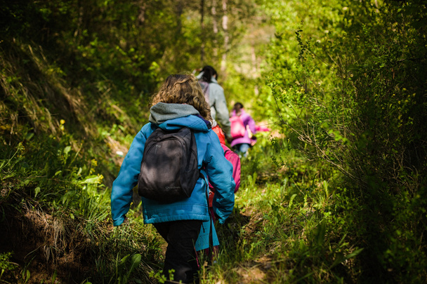 Familia hacer trekking en montana
 - Foto, imagen