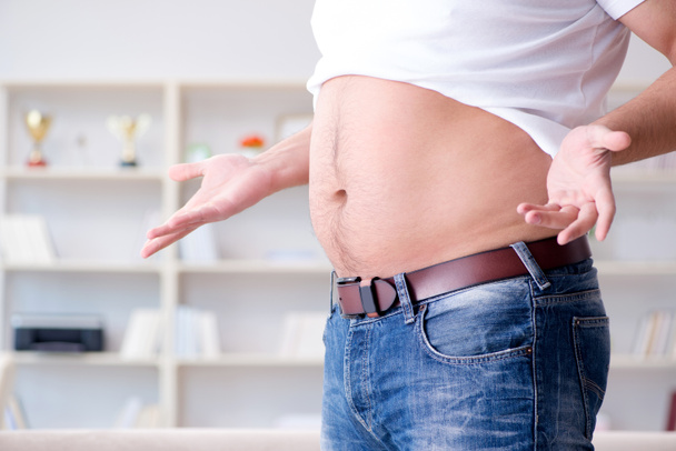Человек, страдающий от лишнего веса в концепции диеты - Фото, изображение