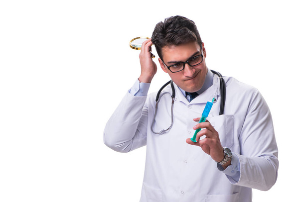Mladý doktor s lupou a stříkačky izolované na w - Fotografie, Obrázek