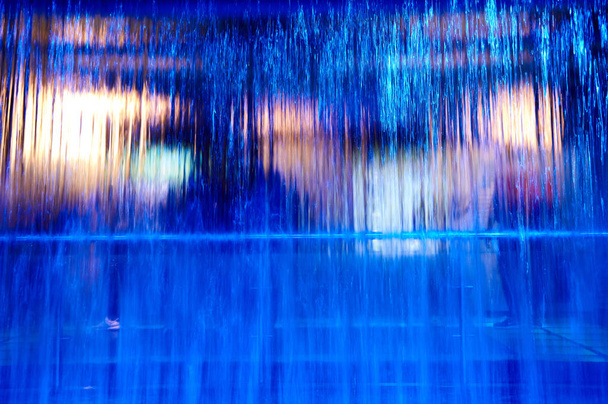 personas azuladas detrás de una cascada
 - Foto, imagen