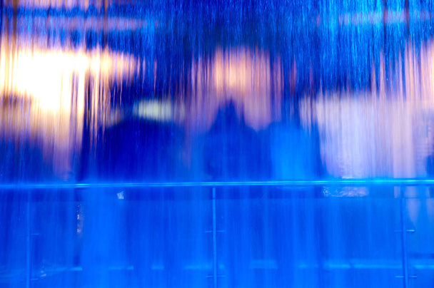 personas azuladas detrás de una cascada
 - Foto, imagen
