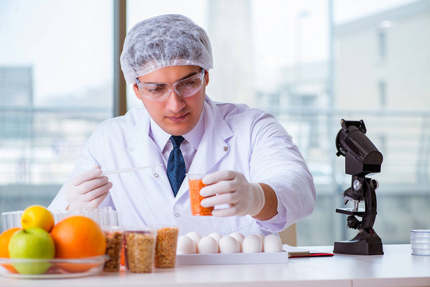Táplálkozási szakértő élelmiszerek laboratóriumi vizsgálata - Fotó, kép