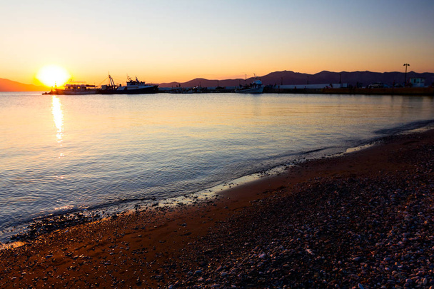 Siluetu záběr krásný západ slunce na pobřeží - Fotografie, Obrázek