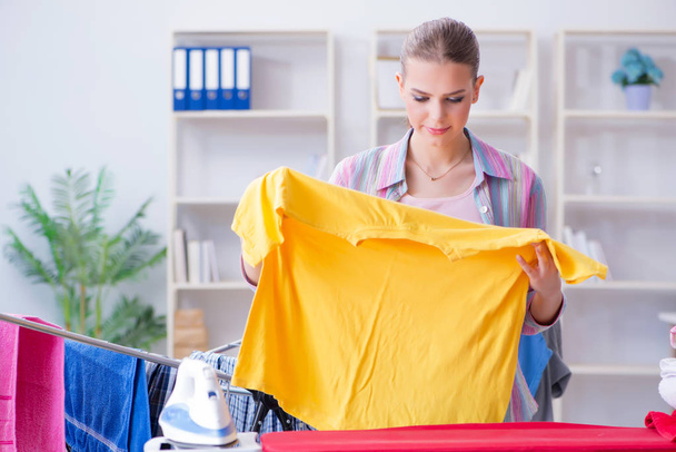 Mladý hospodyňka dělá prádlo doma - Fotografie, Obrázek