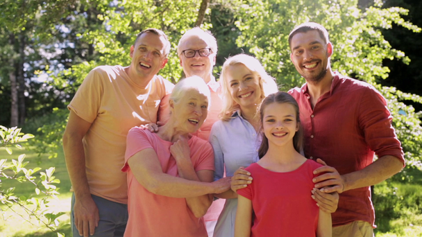 ευτυχισμένη οικογένεια πορτρέτο στον κήπο το καλοκαίρι - Πλάνα, βίντεο