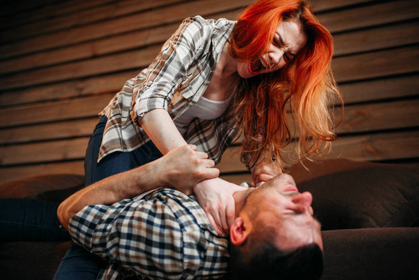 hombre y mujer peleando
  - Foto, imagen