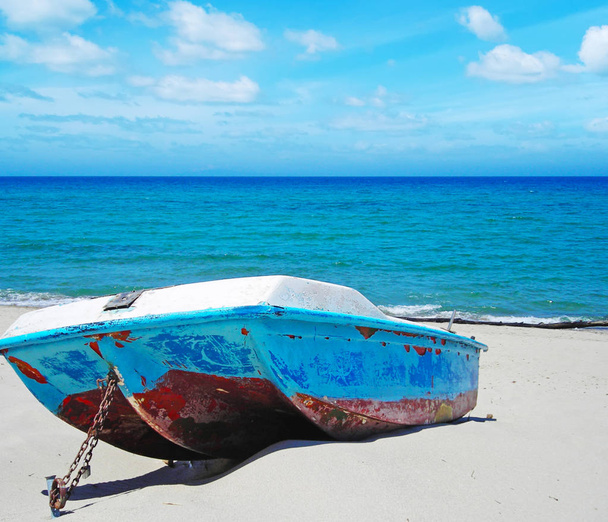 Starej łodzi na piasku w okresie letnim - Zdjęcie, obraz