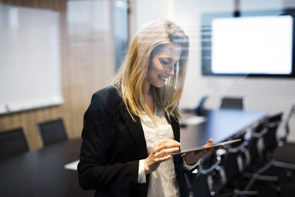 Portrait of beautiful blonde businesswoman holding tablet - Zdjęcie, obraz