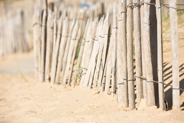 Wooden fence on Atlantic beach in France - Zdjęcie, obraz