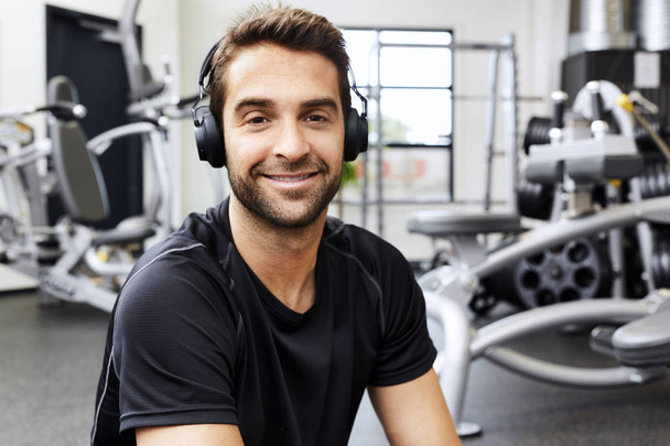  guy smiling in gym - Foto, Imagen