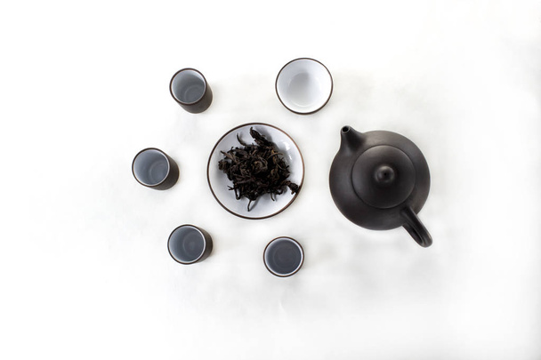 Schnupftabakbecher mit schwarzem Tee, Gaivan und einer Teetasse auf weißem Backgr - Foto, Bild