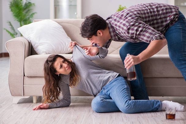 Concepto de violencia doméstica en una discusión familiar con alcoho borracho - Foto, Imagen