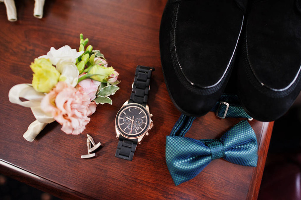 Close-up photo of groom's wedding shoes, bow tie, watch, cufflin - Фото, изображение