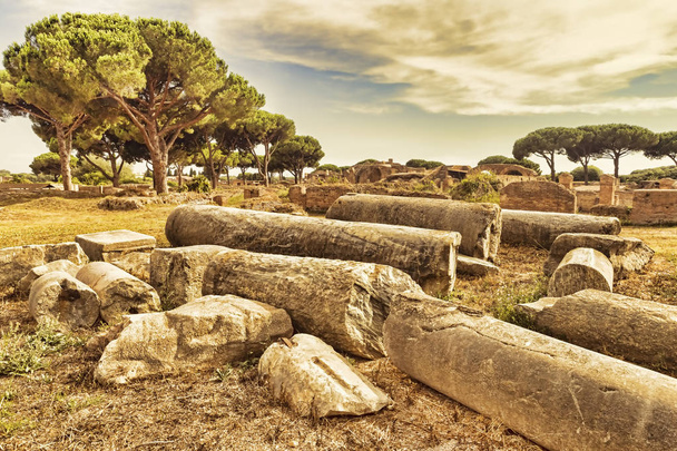 archäologische römische landschaft in ostia antica - rom - italien - Foto, Bild
