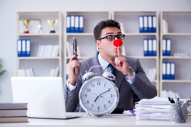 Clown homme d'affaires travaillant dans le bureau en colère frustré par un - Photo, image