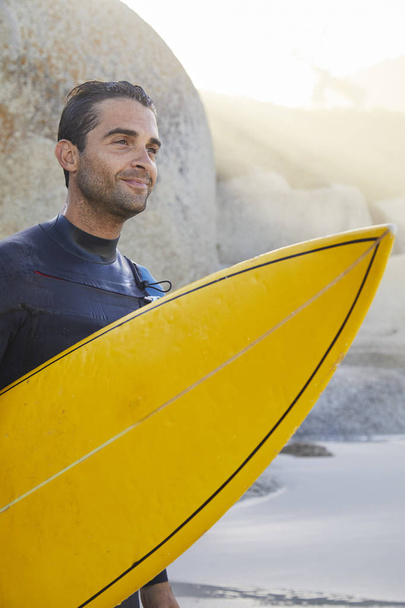 Surfer dude holding board  - Фото, зображення