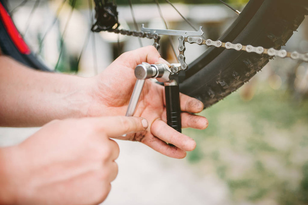 meccanico maschio riparazione bicicletta
  - Foto, immagini