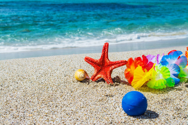 Estrela do mar e objetos de verão na areia
 - Foto, Imagem