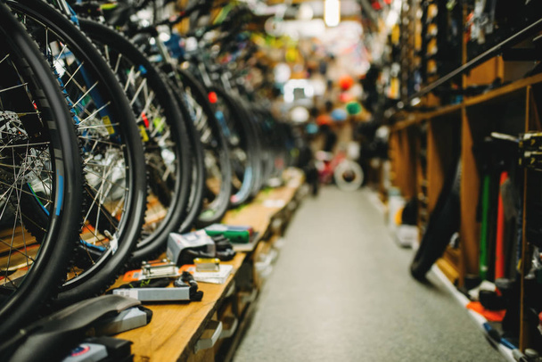 ряды новых велосипедов в магазине велосипедов
 - Фото, изображение