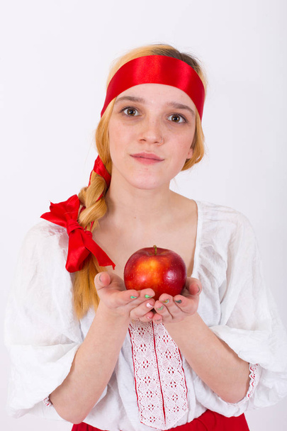 Όμορφη νεαρή κοπέλα με παραδοσιακή ρωσική ρούχα  - Φωτογραφία, εικόνα