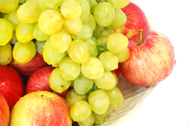 Trauben und Äpfel auf weißem Hintergrund - Foto, Bild