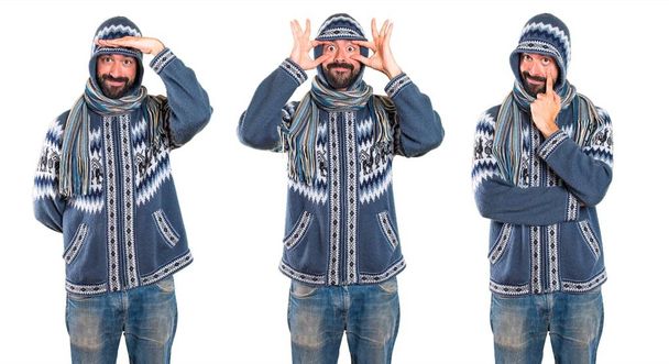 Conjunto de Hombre con ropa de invierno mostrando algo
 - Foto, Imagen