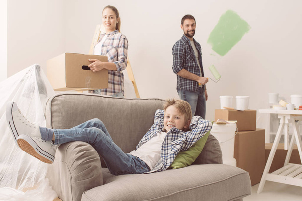 Young family moving into house - Foto, immagini
